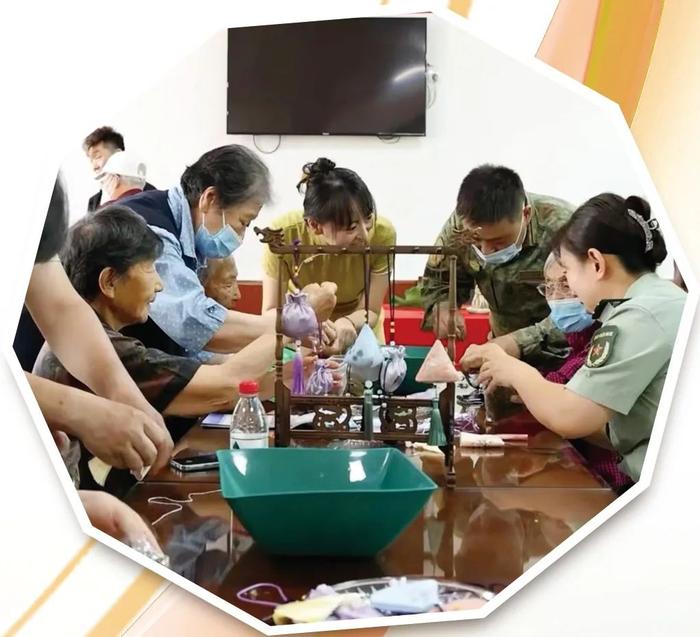 老干部与工作人员一起做香囊。