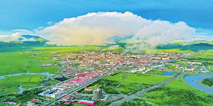 红原县城。（图片由红原县委宣传部提供）