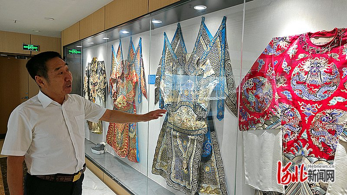 9月27日，石家庄市丝弦剧团团长刘如夺在石家庄丝弦艺术陈列馆里讲述着展品背后的故事。 河北日报记者曹铮摄