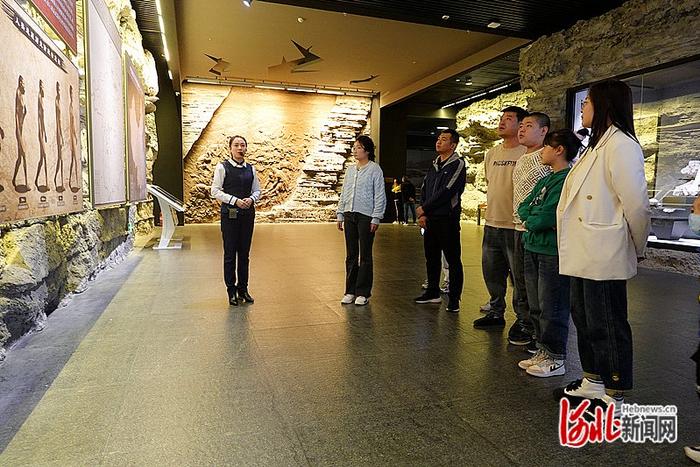 10月7日，游客走进蔚州博物馆，聆听精彩讲解。 河北日报通讯员刘伟摄