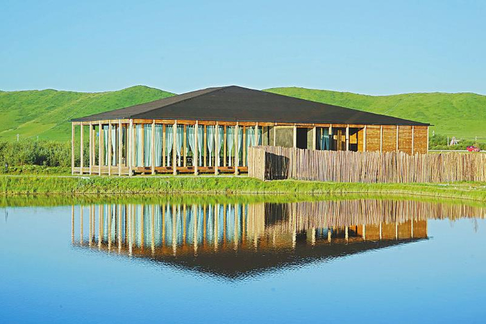 旅游的火爆让红原县建起许多像隐丛乡村度假酒店一样的民宿酒店。（图片由红原县委宣传部提供）