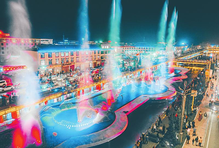 红原县城的新景观——音乐喷泉。（图片由红原县委宣传部提供）