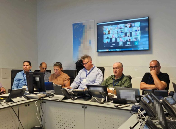 （战情室会议照片，来源：以色列能源和基建部）