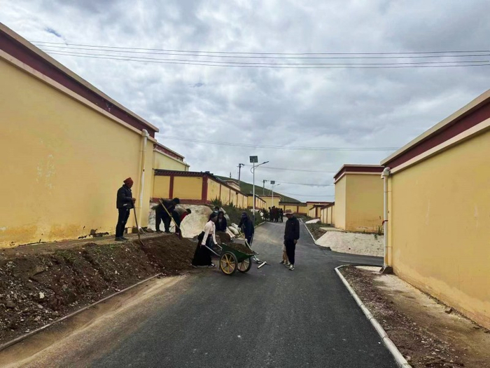 村民们自己修建村路.才旦加供图