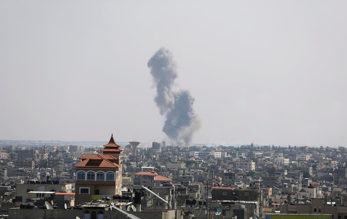 这是10月7日在加沙地带南部城市拉法拍摄的以色列军队空袭造成的