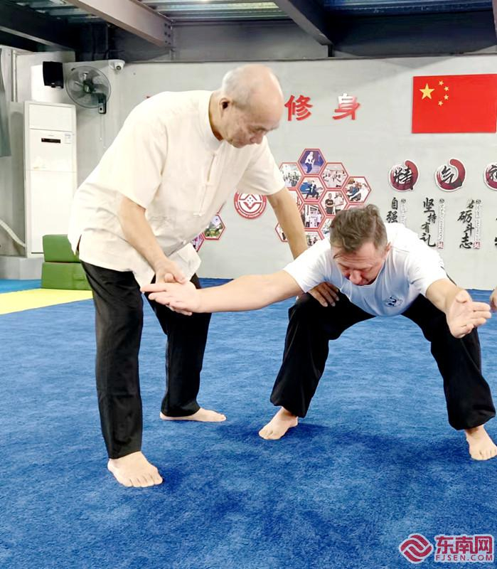俄罗斯的武术爱好者安德烈(左)跟随余丹秋学习福州本土拳种鸣鹤拳.