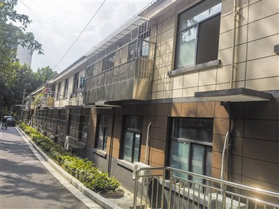 9月15日，新京报记者走访建成一年多的虎踞北路4号5幢。 新京报记者 李照 摄