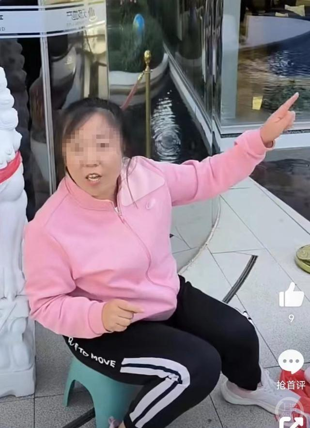 疑似被泼水的业主表示，该楼盘精装房质量不佳。平台截图 