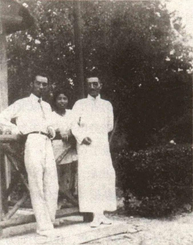 任鸿隽、陈衡哲订婚日与胡适的合影，1920年8月22日摄于南京。图/《任鸿隽、陈衡哲家书》