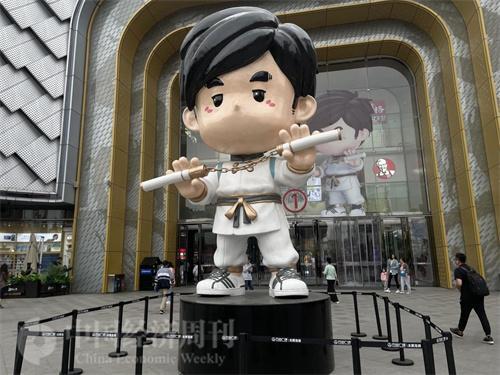 演唱会期间,太原在热门商圈共设置了8个周同学巨型人偶,欢迎杰迷前往打卡。《中国经济周刊》记者 张燕 | 摄)