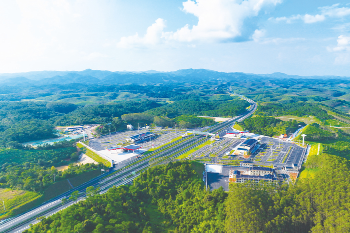     思防高速公路上思南服务区 （广西新发展交通集团供图）