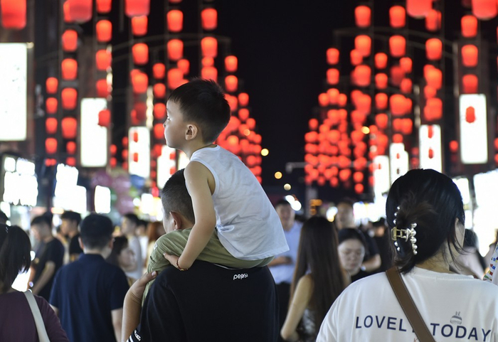 洛阳十字街小吃一条街夜景 图片来源：新华社