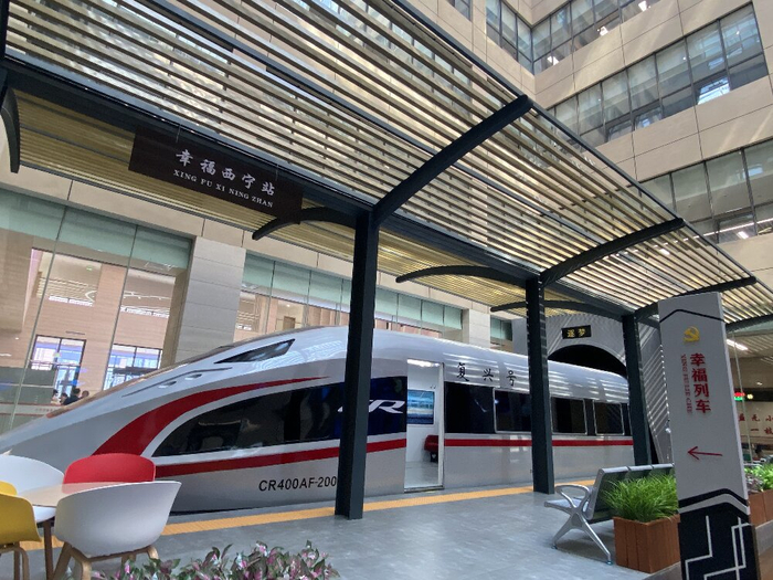 幸福西宁“复兴号”列车 通讯员 陈静 摄