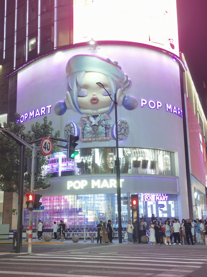 潮玩品牌的线下门店装修变得越来越“卷”。图为泡泡玛特全球旗舰店。