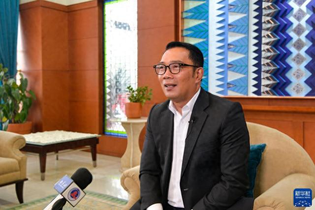 8月7日，在印度尼西亚西爪哇省首府万隆，西爪哇省前省长里德万·卡米勒接受新华社记者采访。新华社记者 徐钦 摄