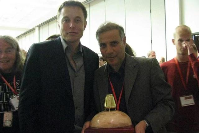 ▲马斯克（左）和罗伯特的合影 图据火星学会微信公众号