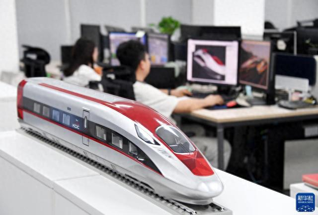 8月29日，在山东省青岛市，中车青岛四方机车车辆股份有限公司雅万高铁动车组设计团队工作人员在工作中。新华社记者 李紫恒 摄