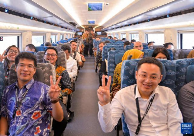 10月2日，乘客在行驶中的印度尼西亚雅万高铁动车组车厢内合影。新华社记者 徐钦 摄