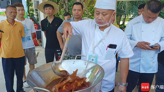 　厨师正在烹饪嘉积鸭。记者 苏桂除 摄