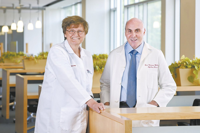 图为2023年诺贝尔生理学或医学奖获得者卡塔琳·考里科（左）和德鲁·韦斯曼。