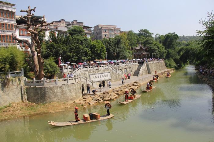 今年以来，梧州市苍梧县大力推进六堡茶古镇项目建设，图为群众为来往游客展演昔日茶船古道盛景。通讯员 廖伟 摄