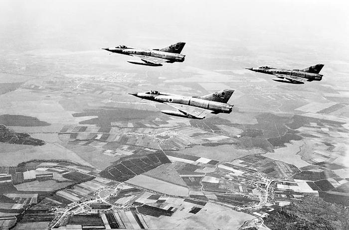 1967年6月5日，以色列战机飞越西奈半岛上空，对埃及发动袭击。