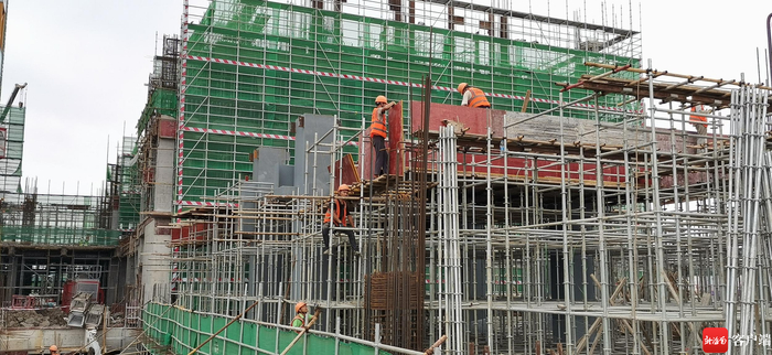 　　图为项目现场工人在施工