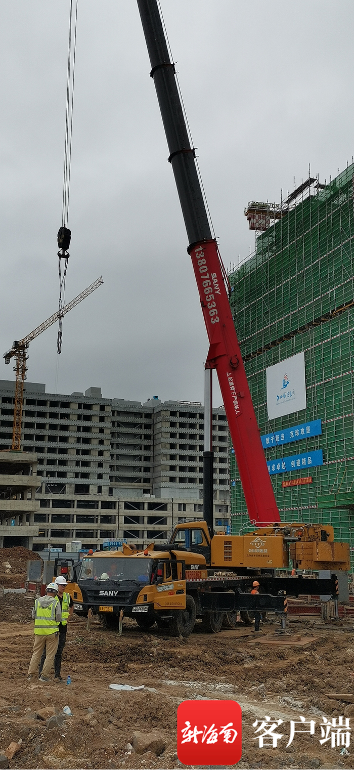 　　图为项目现场机械作业