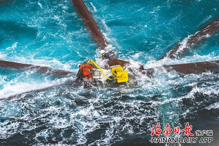 9月28日上午，甲板作业部班长顾海峰（左）和队友在波涛汹涌的大海中进行拆装作业。