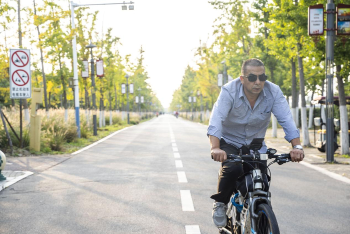 市民在宿州新汴河景区骑行 崔吉沛/摄