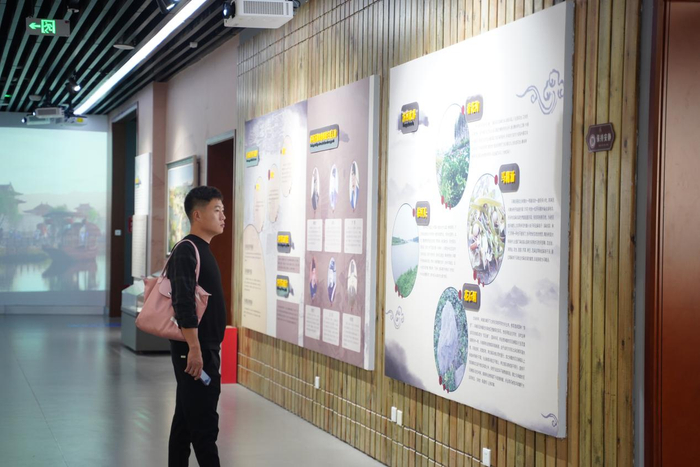 市民在汴河博物馆参观 崔吉沛/摄