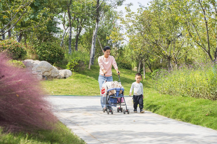 市民在宿州市大运河历史文化保护项目内散步 崔吉沛/摄