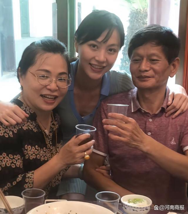 （彭高唱与家人 图片源自彭高唱社交媒体账号）