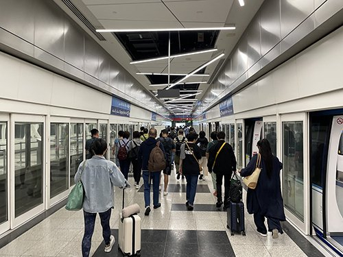 林爽在迪拜国际机场遇到的中国游客们