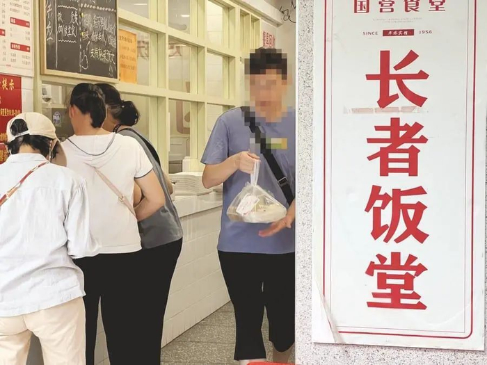  长者饭堂受到年轻人认可，排队人群中不乏年轻人身影 宋延康 摄