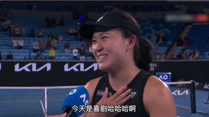 2023澳网女单第3轮，朱琳2-1挑落萨卡里，赛后接受采访时一度哽咽。图源网络视频截图