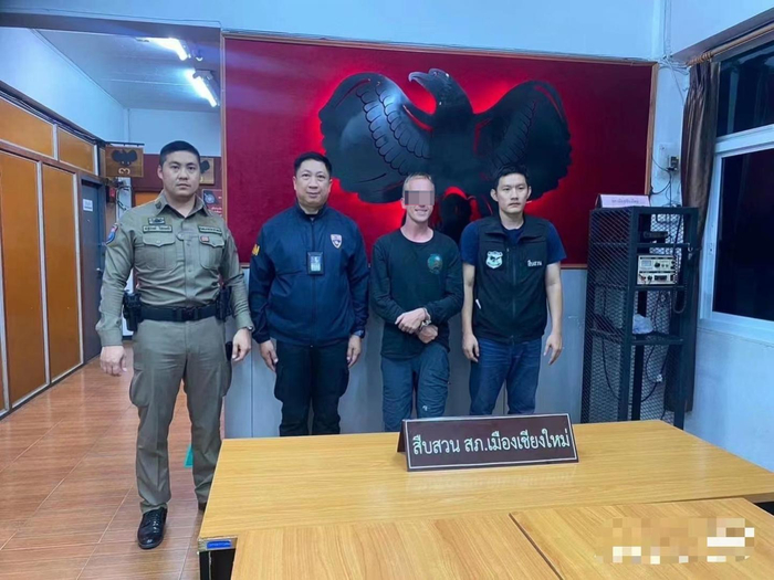 ▲布莱恩（右二）被捕照片