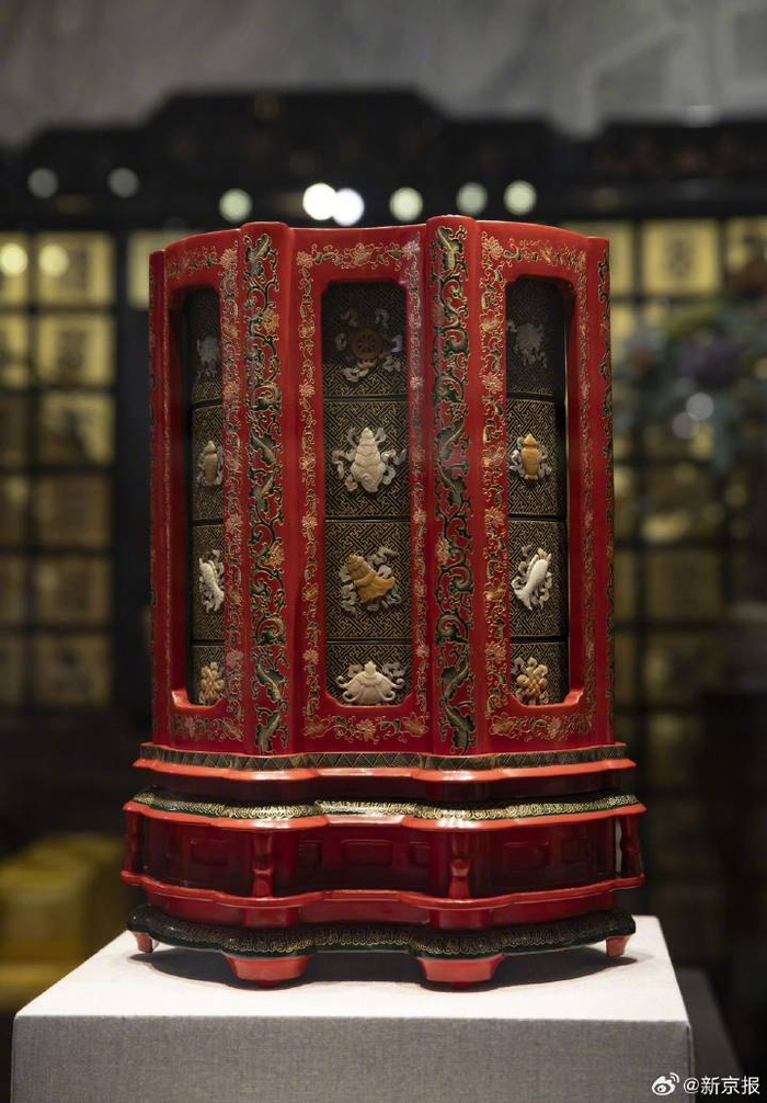 燕京八绝博物馆馆藏展品，金漆镶嵌八吉祥银锭套盒。新京报记者 王远征 摄