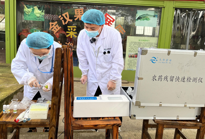 检测人员进行现场取样快检。吴采平/摄