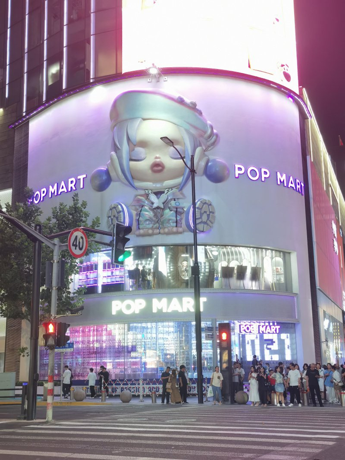 潮玩品牌的线下门店装修变得越来越“卷”。图为泡泡玛特全球旗舰店。