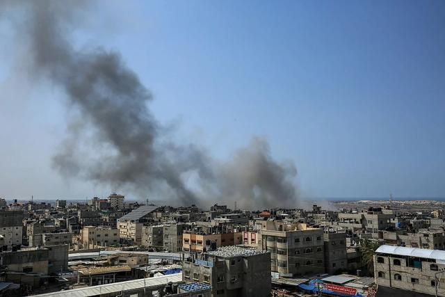 当地时间2023年10月8日，巴勒斯坦加沙地带拉法，以色列空袭后，浓烟滚滚。图/视觉中国