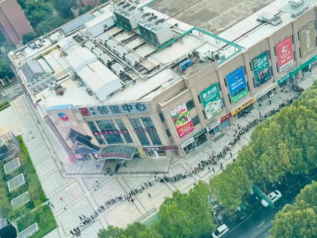 10月8日，老乡鸡门店前的排队情况。老乡鸡官方微信号图片