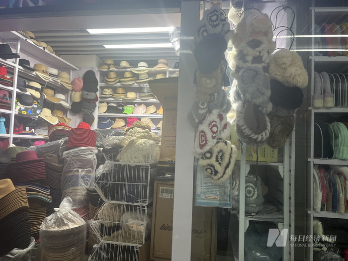 一家主营帽子的义乌商户遭遇客户网上“消失” 图片来源：每经记者 叶晓丹 摄