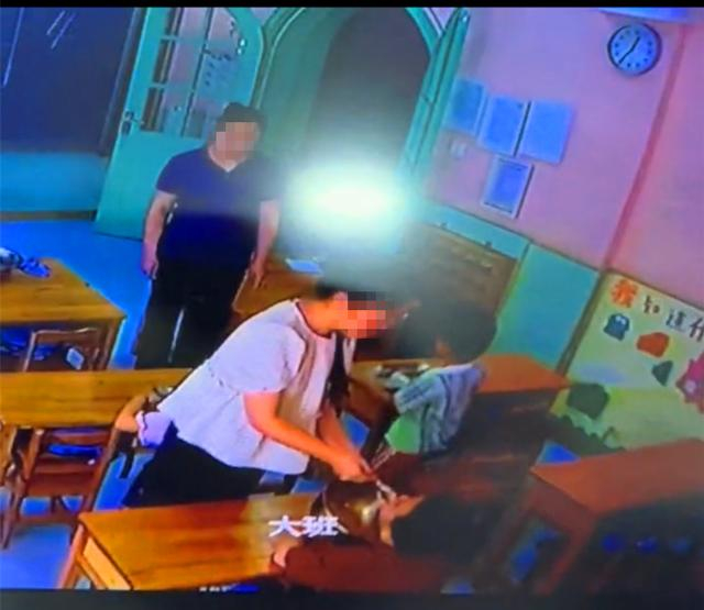 涉事幼儿园监控视频的截图。     受访者供图