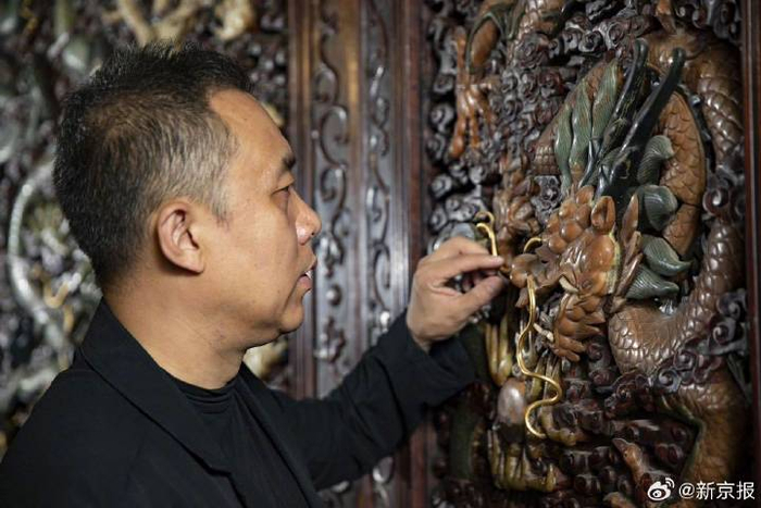 柏群正在端详展品。新京报记者 王远征 摄