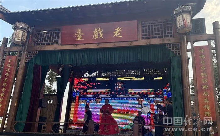 传承近两百年的扬琴戏正在老戏台上唱着。中国经济网记者 魏敏/摄