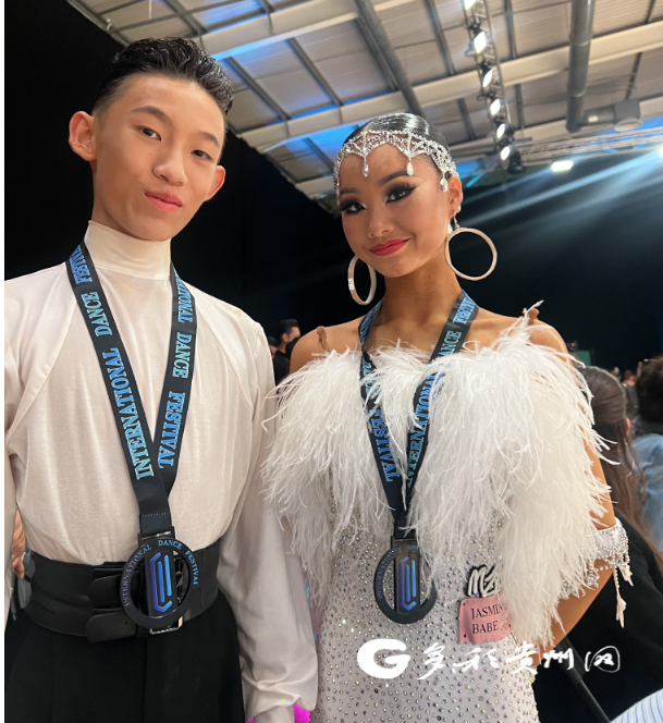 朱字钧（左）与谢馨彤（右）赛后合影 