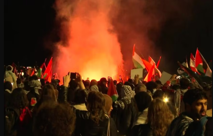 ▲抗议者投掷照明弹