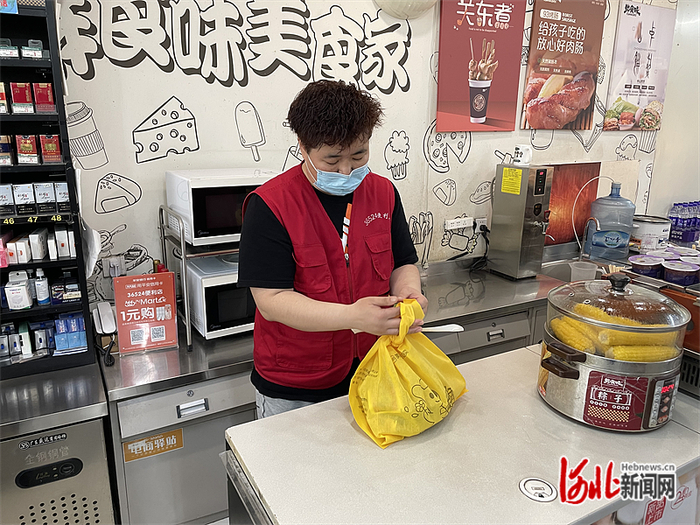 10月7日，石家庄一家便利店，工作人员为即时零售订单货品打包。河北日报记者 魏 雨摄