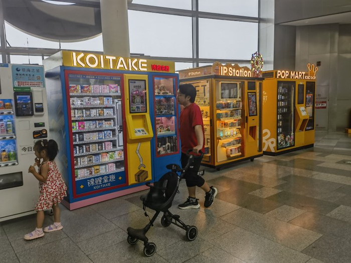 多个潮玩品牌都投放过自己的无人零售机。
